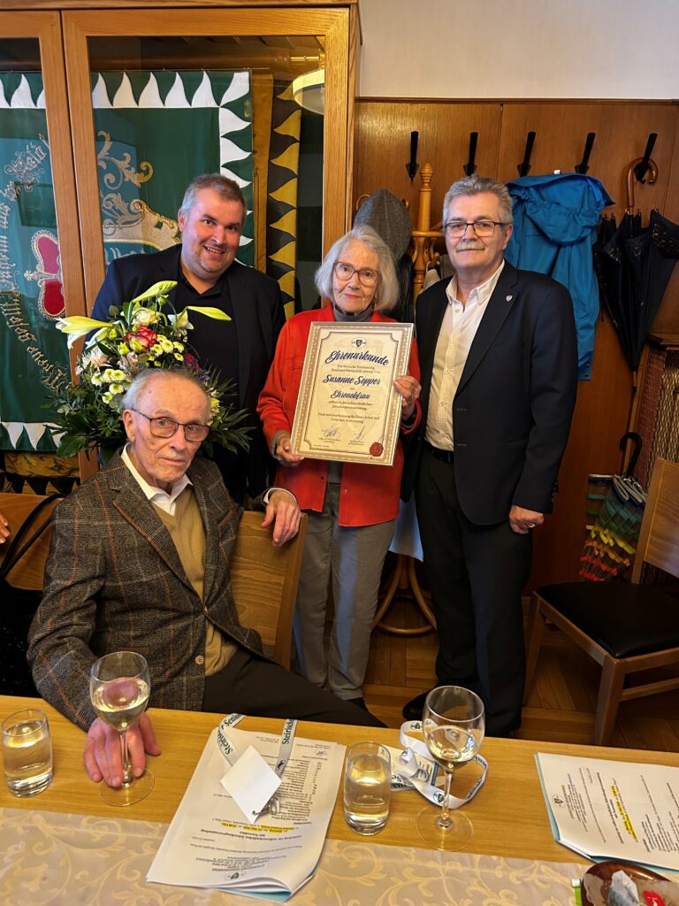 Sitzend Hermann Sopper; v.li. Alois Neubauer, Susanne Sopper, Michael Rath